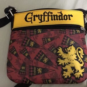 Grydfindor Crossbody Purse by Loungefly.
